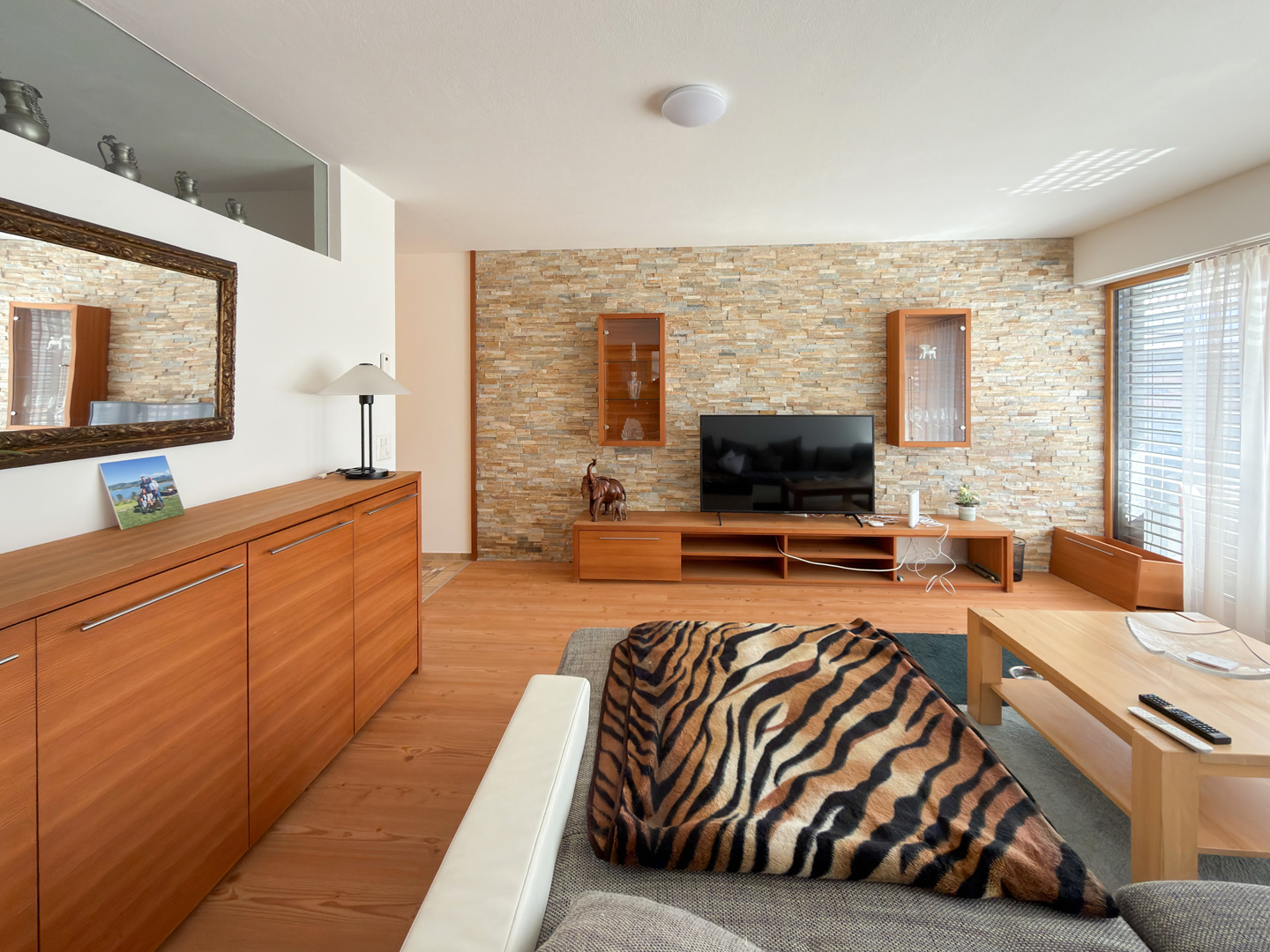 Wohnzimmer mit Holz- und Steinoptik