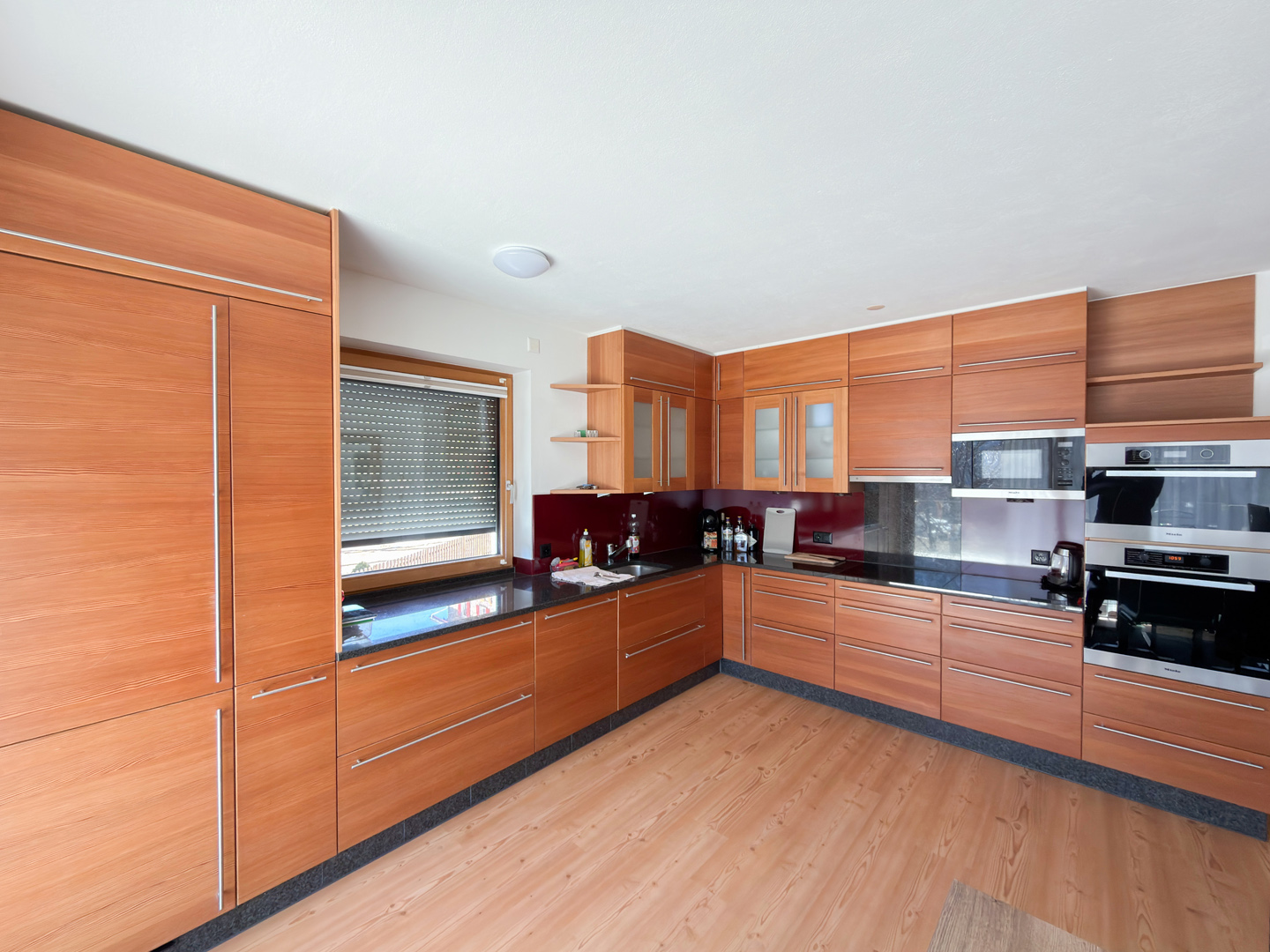 Moderne Einbauküche mit Holzfronten