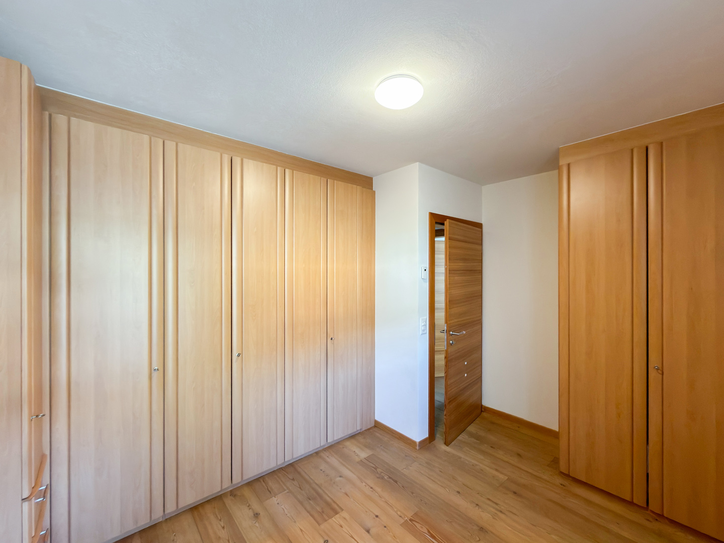 Schlafzimmer mit Einbauschränken