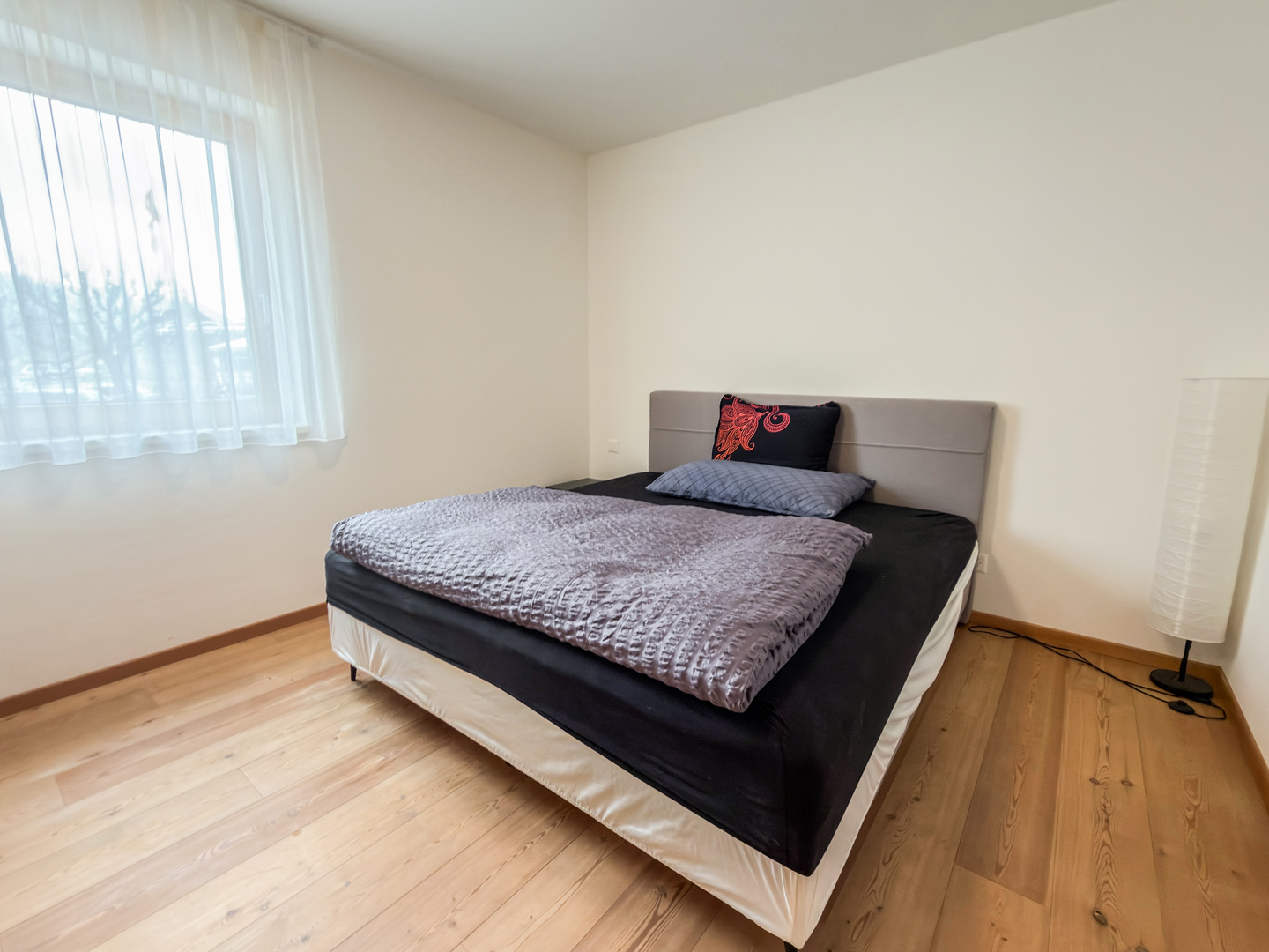Helles Schlafzimmer mit Doppelbett