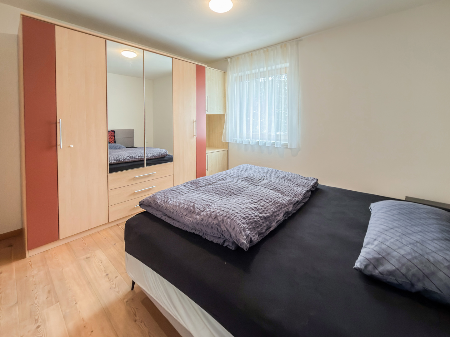 Schlafzimmer mit Kleiderschrank