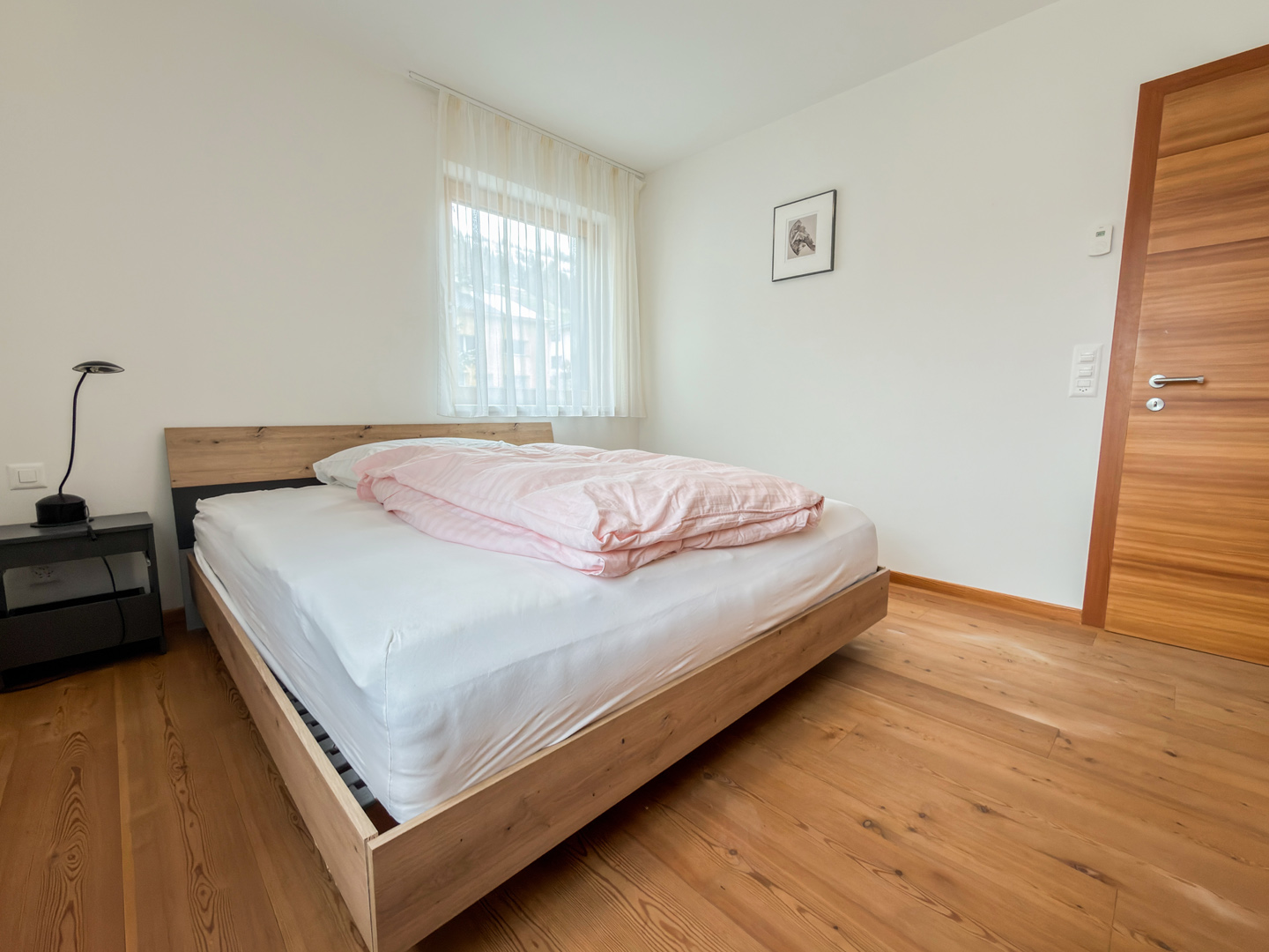 Schlichtes Schlafzimmer mit Holzboden