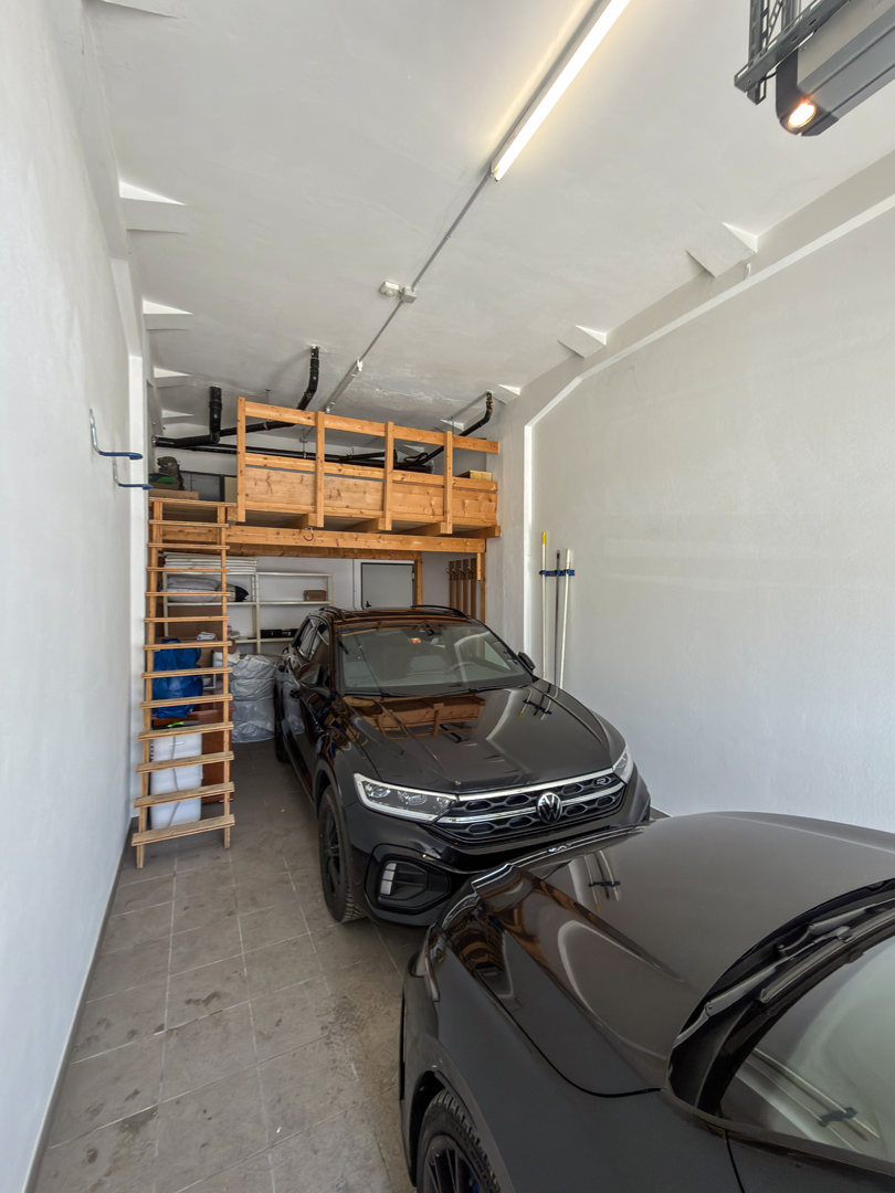Tiefgarage mit zwei Fahrzeugen und Lagerempore