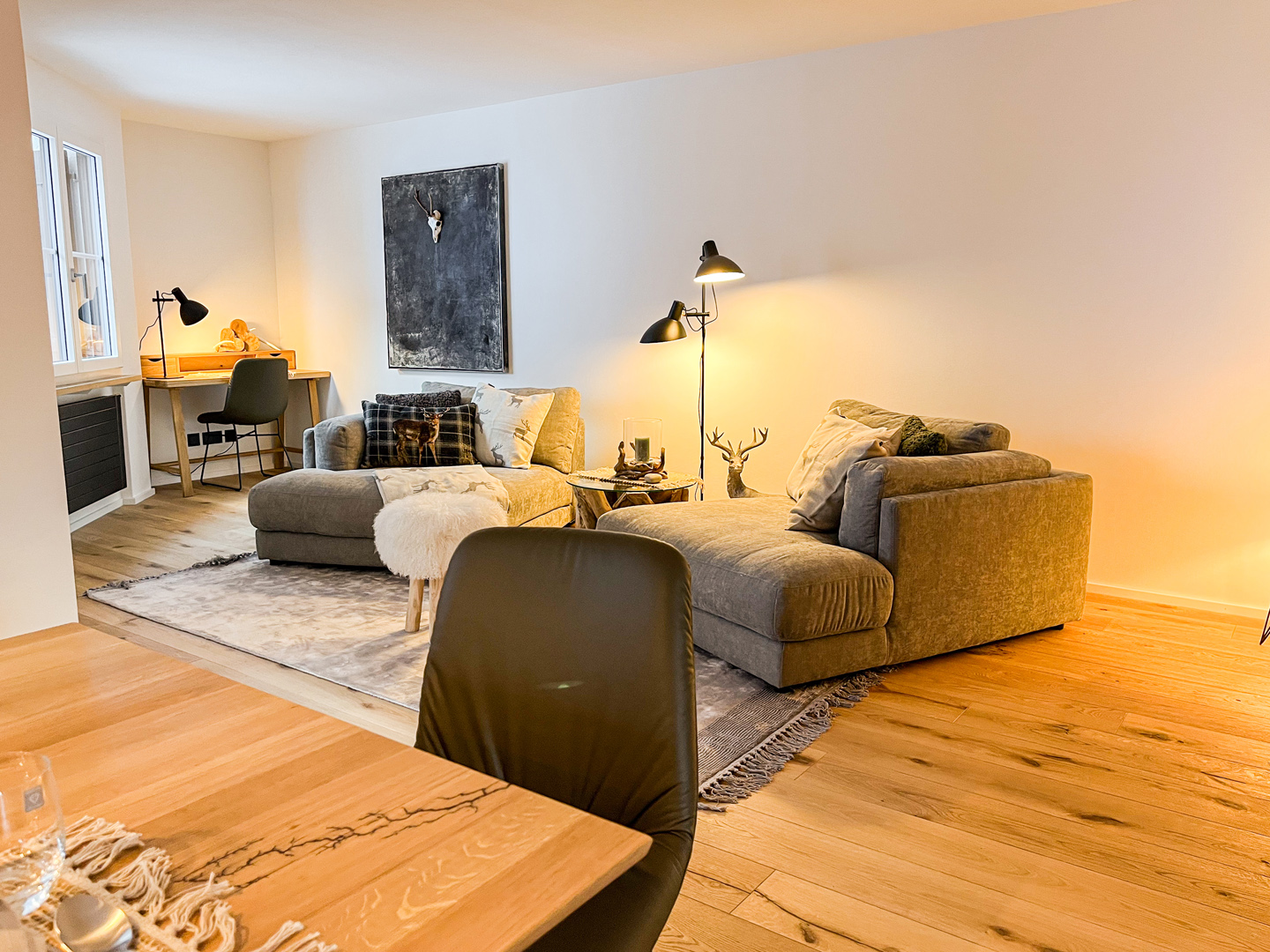 Gemütlich eingerichtetes Wohnzimmer mit Homeoffice-Ecke