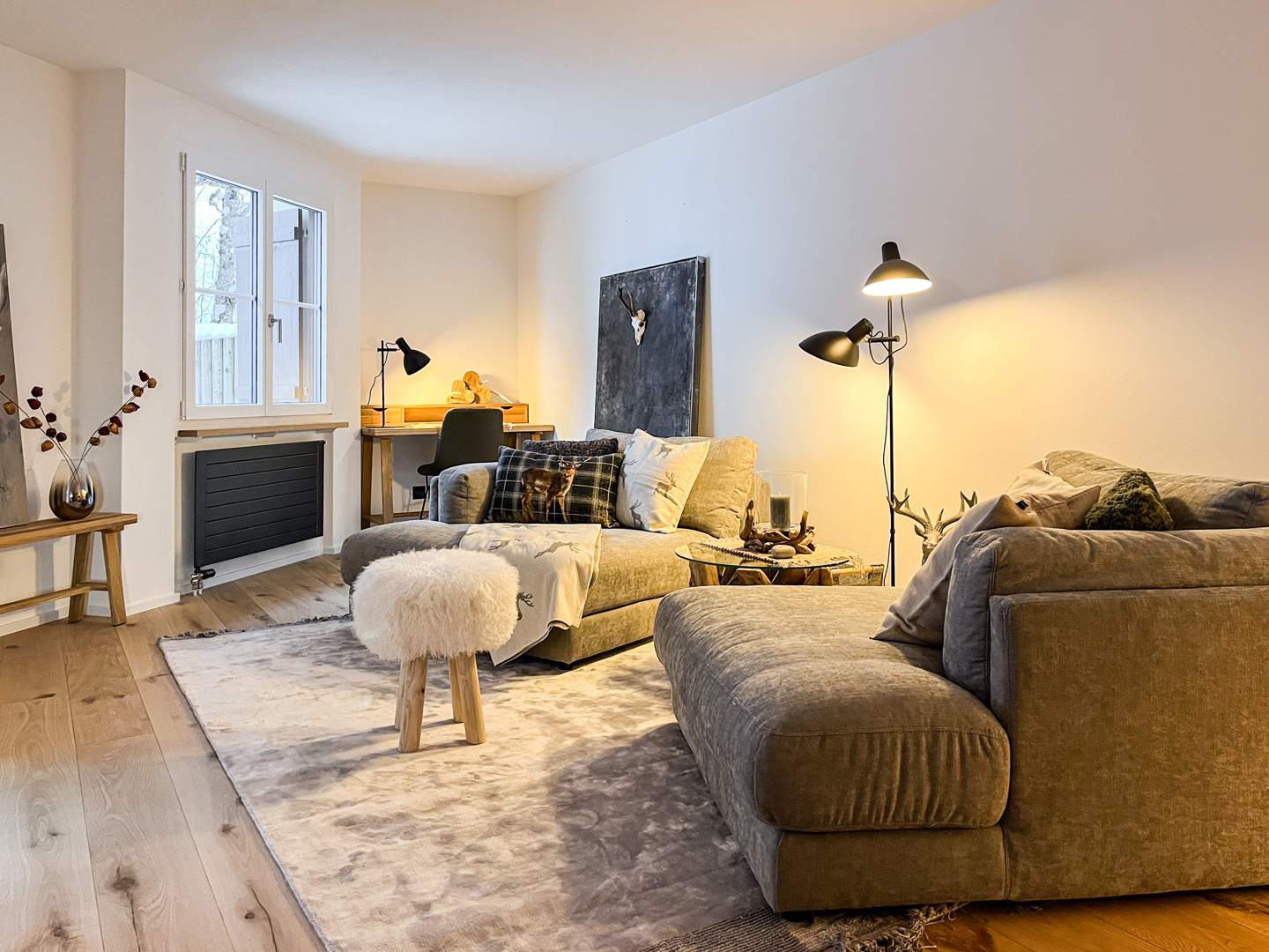 Gemütliches, modern gestaltetes Wohnzimmer mit Staging-Möbeln