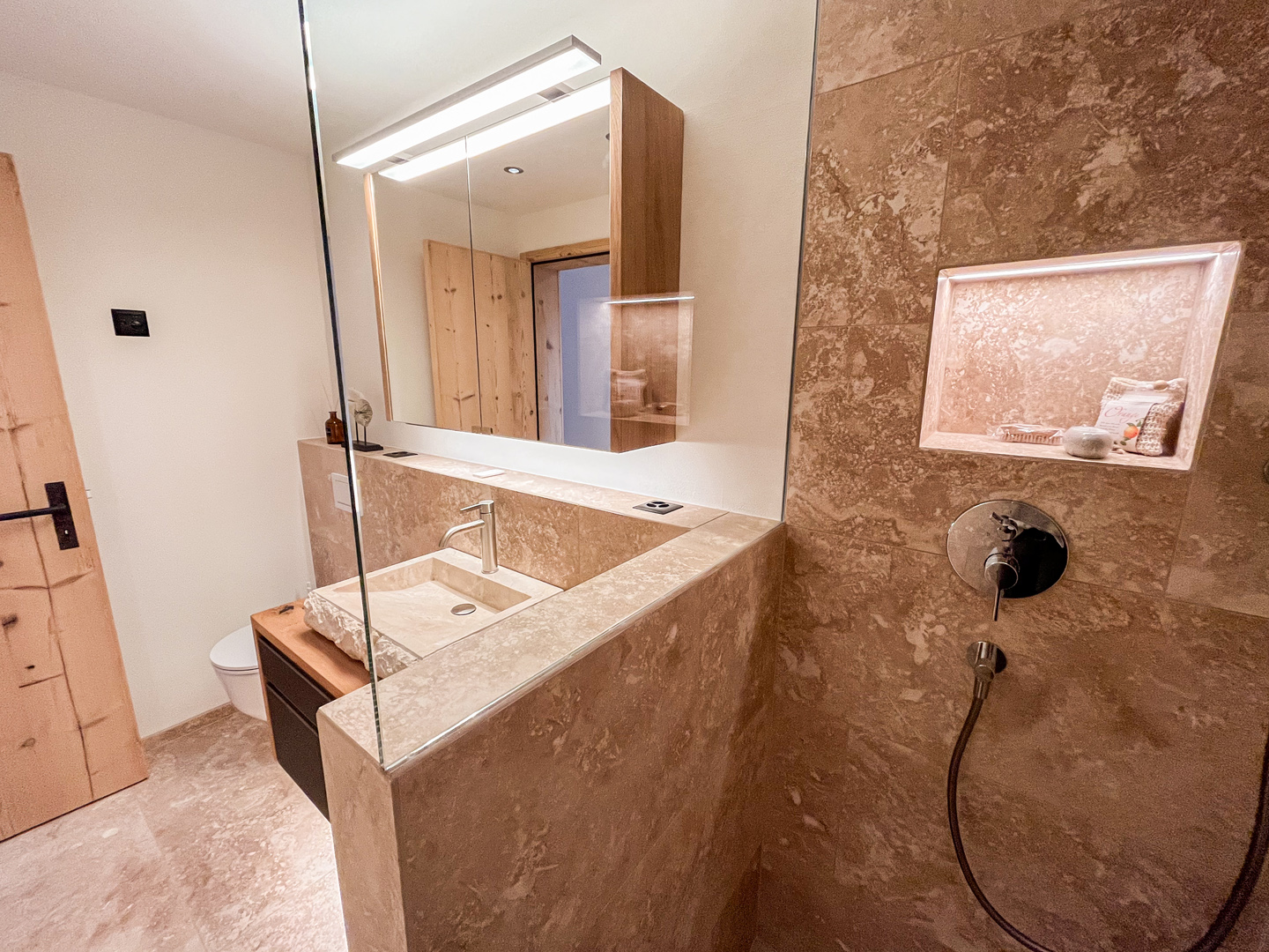 Luxuriöses Badezimmer mit Naturstein und Walk-in-Dusche