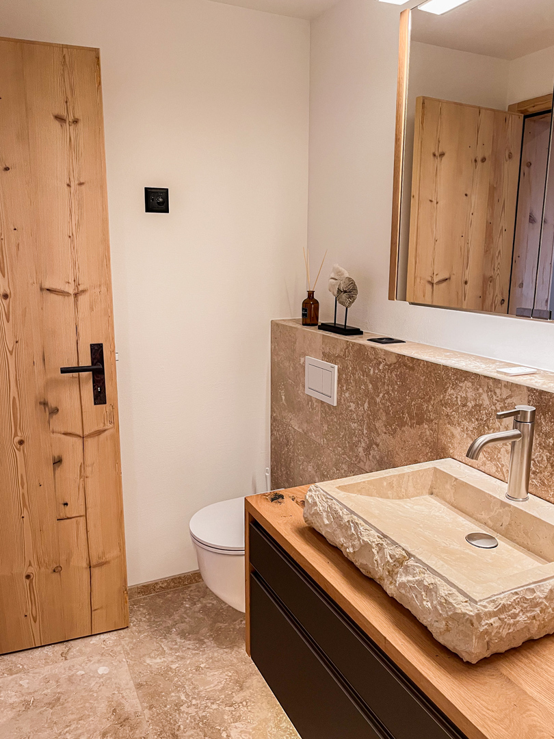 Modernes Gäste-WC mit Natursteinwaschbecken