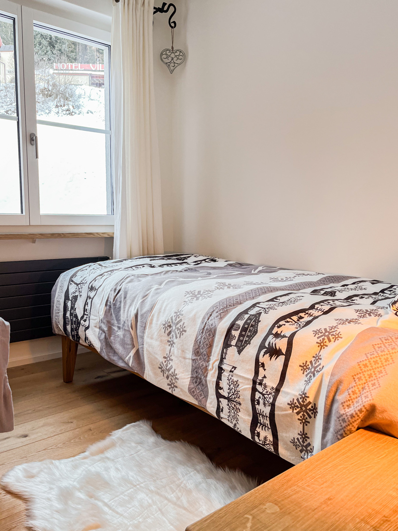 Gemütliches Einzelzimmer mit Bett am Fenster