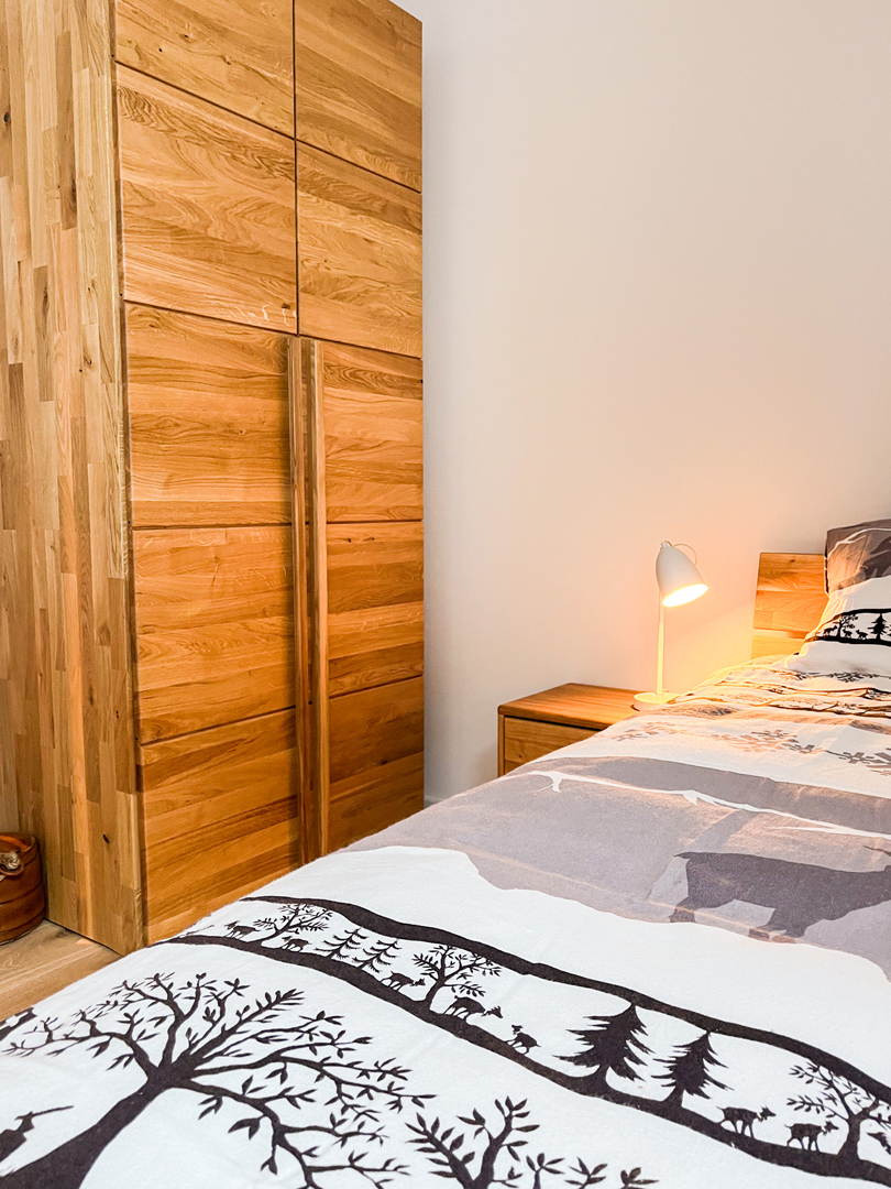 Gemütliches Schlafzimmer mit Holzschrank