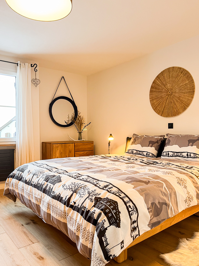 Gemütliches Schlafzimmer mit Naturholz-Akzenten