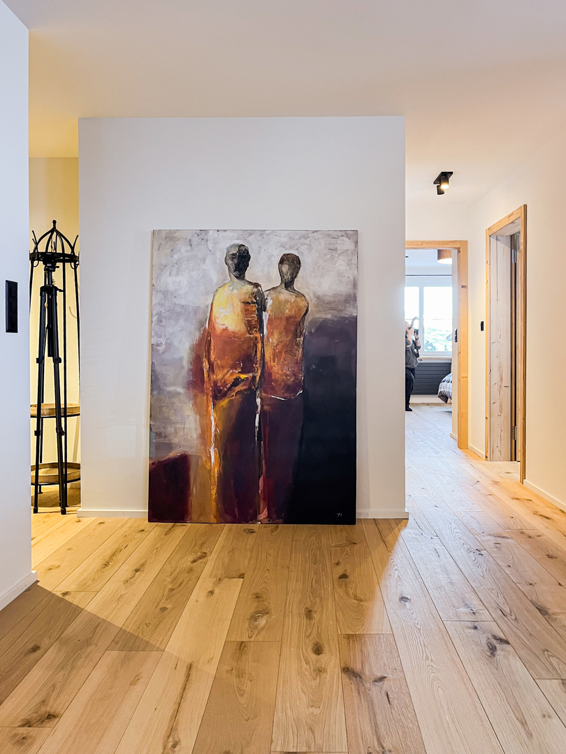 Flur mit Kunstwerk und Holzboden
