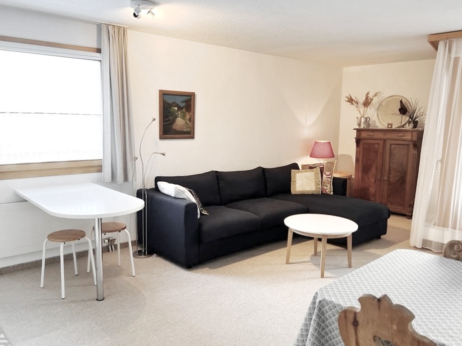 Gemütliches Wohnzimmer mit Essbereich