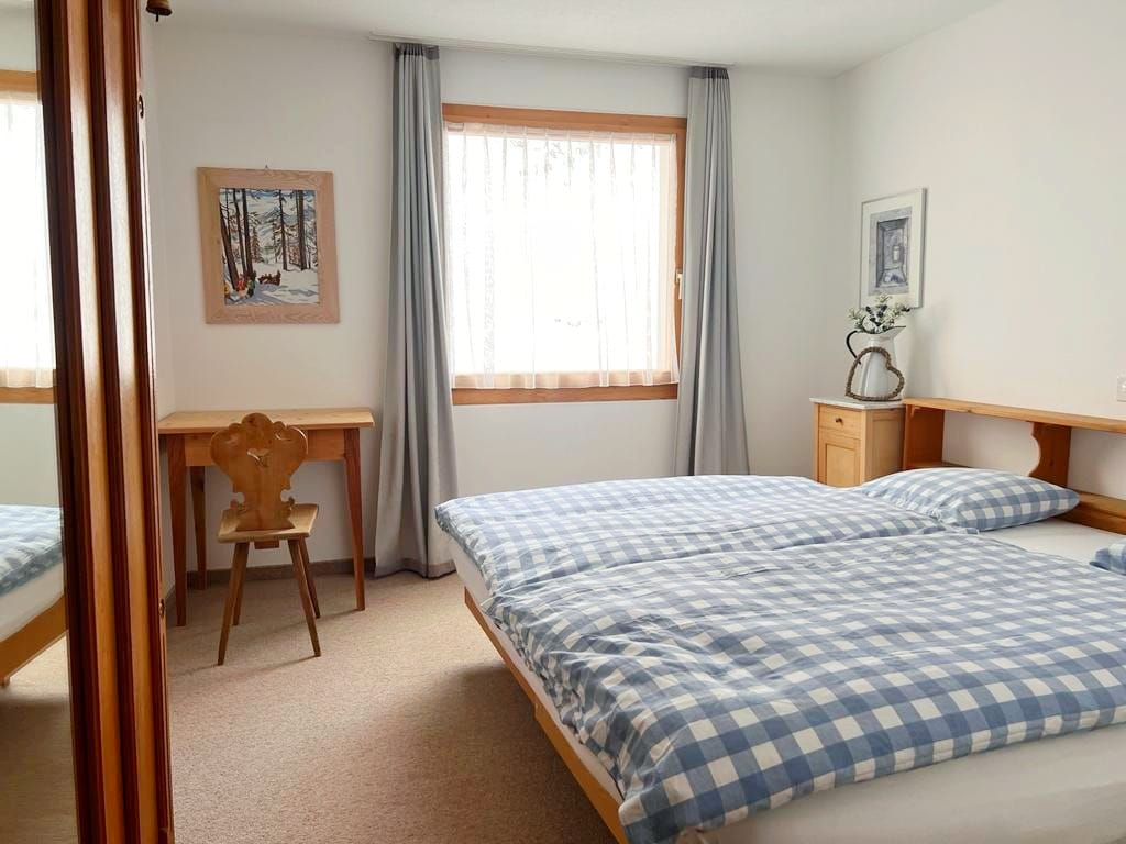 Gemütliches Schlafzimmer mit zwei Betten