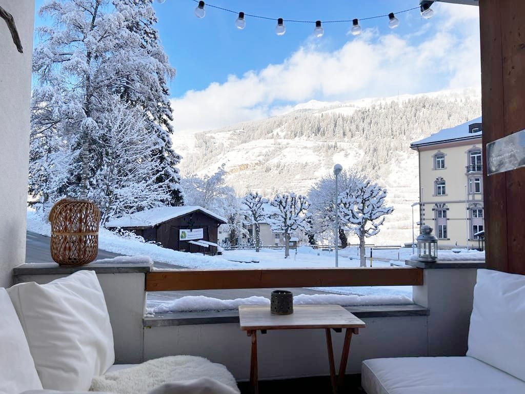 Winterlicher Balkon mit Bergblick