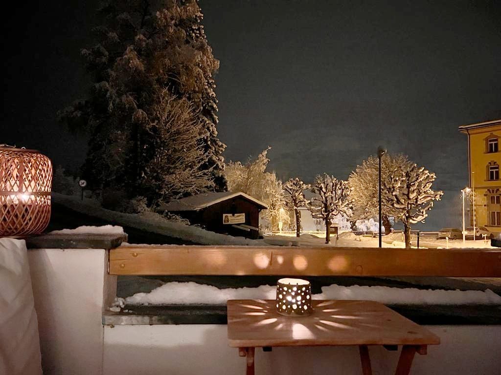 Winterlicher Balkon bei Nacht