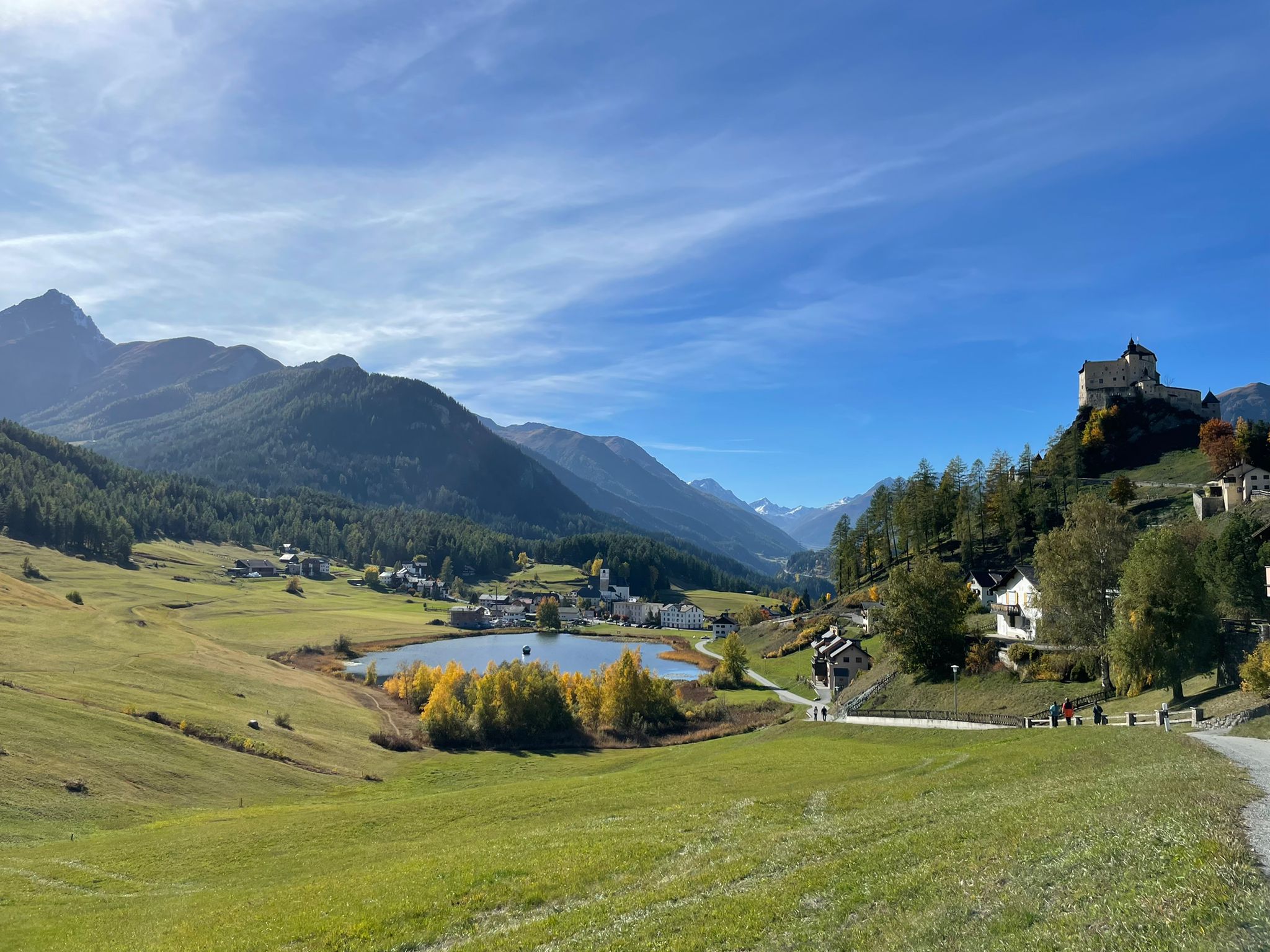 Alpenpanorama mit See und Burg