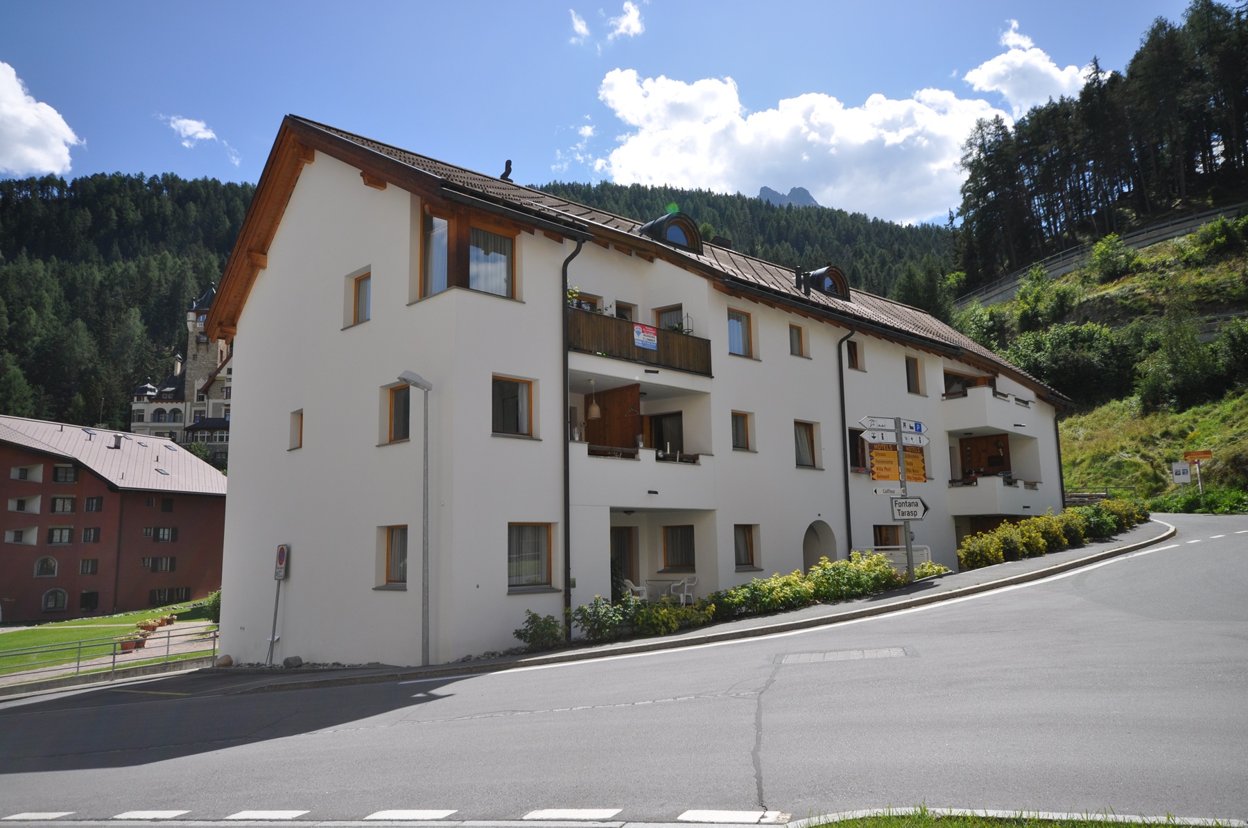 Alpines Mehrfamilienhaus an einer Bergstraße