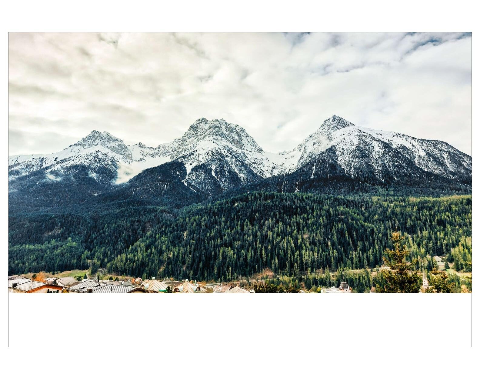 Bergpanorama mit Schneegipfeln