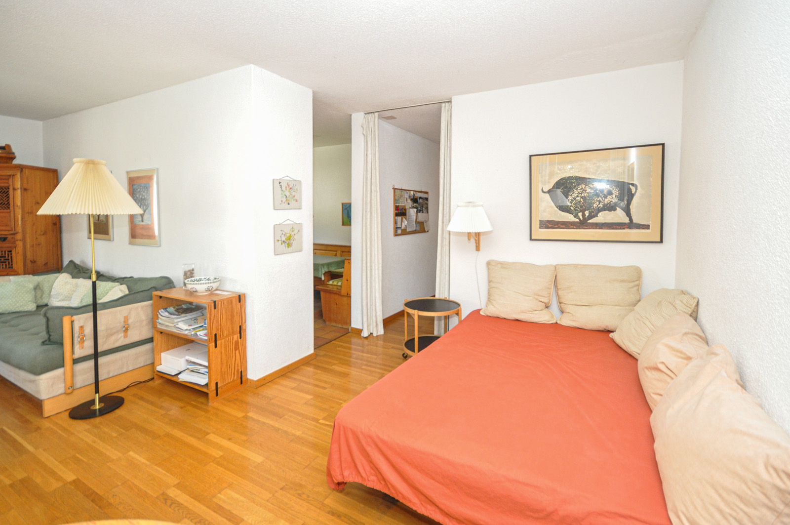 Helles Schlafzimmer mit zwei Betten
