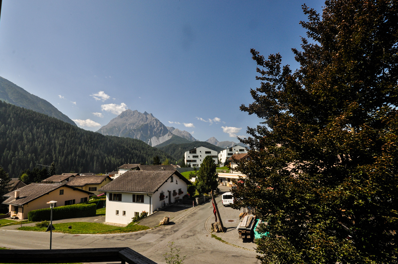 Alpines Dorf mit Bergblick