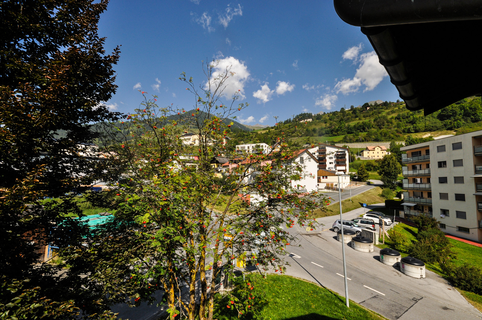 Bergblick über Wohnsiedlung