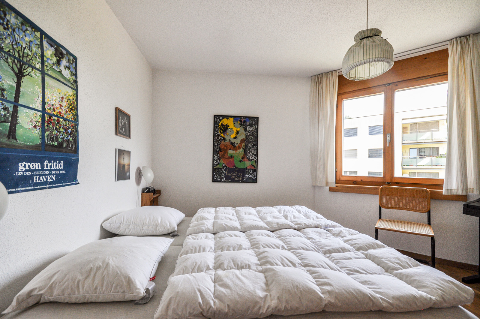 Helles Schlafzimmer mit Holzfenster