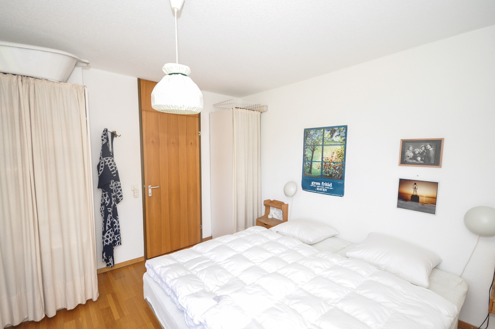 Helles Schlafzimmer mit Doppelbett