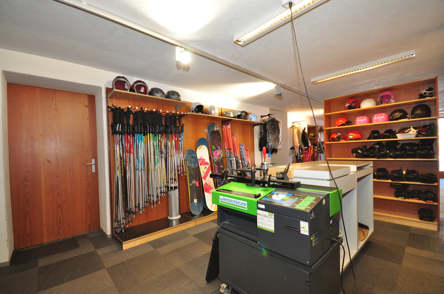 Skiraum mit Sportausrüstung