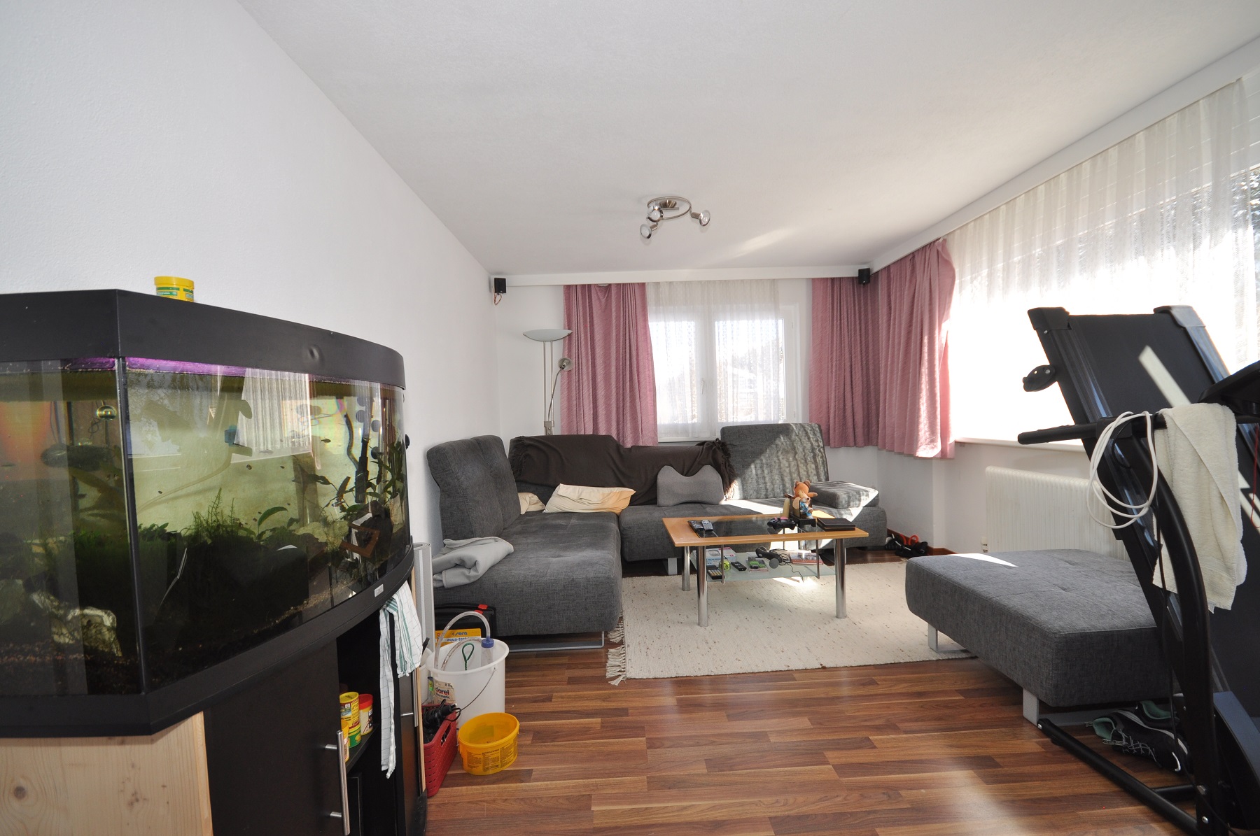 Wohnzimmer mit Aquarium und Fitnessgerät