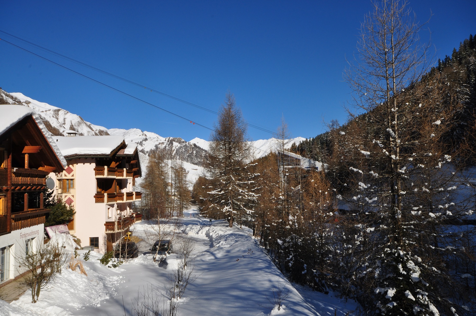 Winterliches Alpenhotel/Chalet mit Bergblick