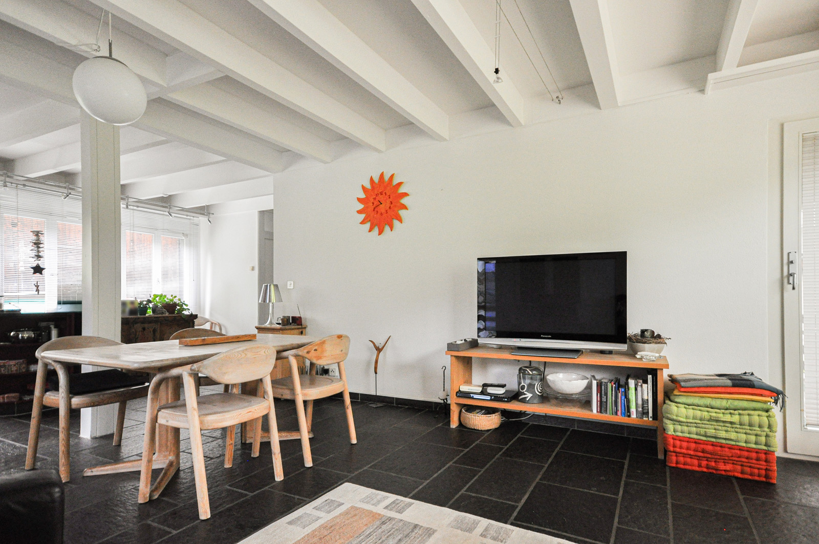 Wohn- und Essbereich mit hoher Decke