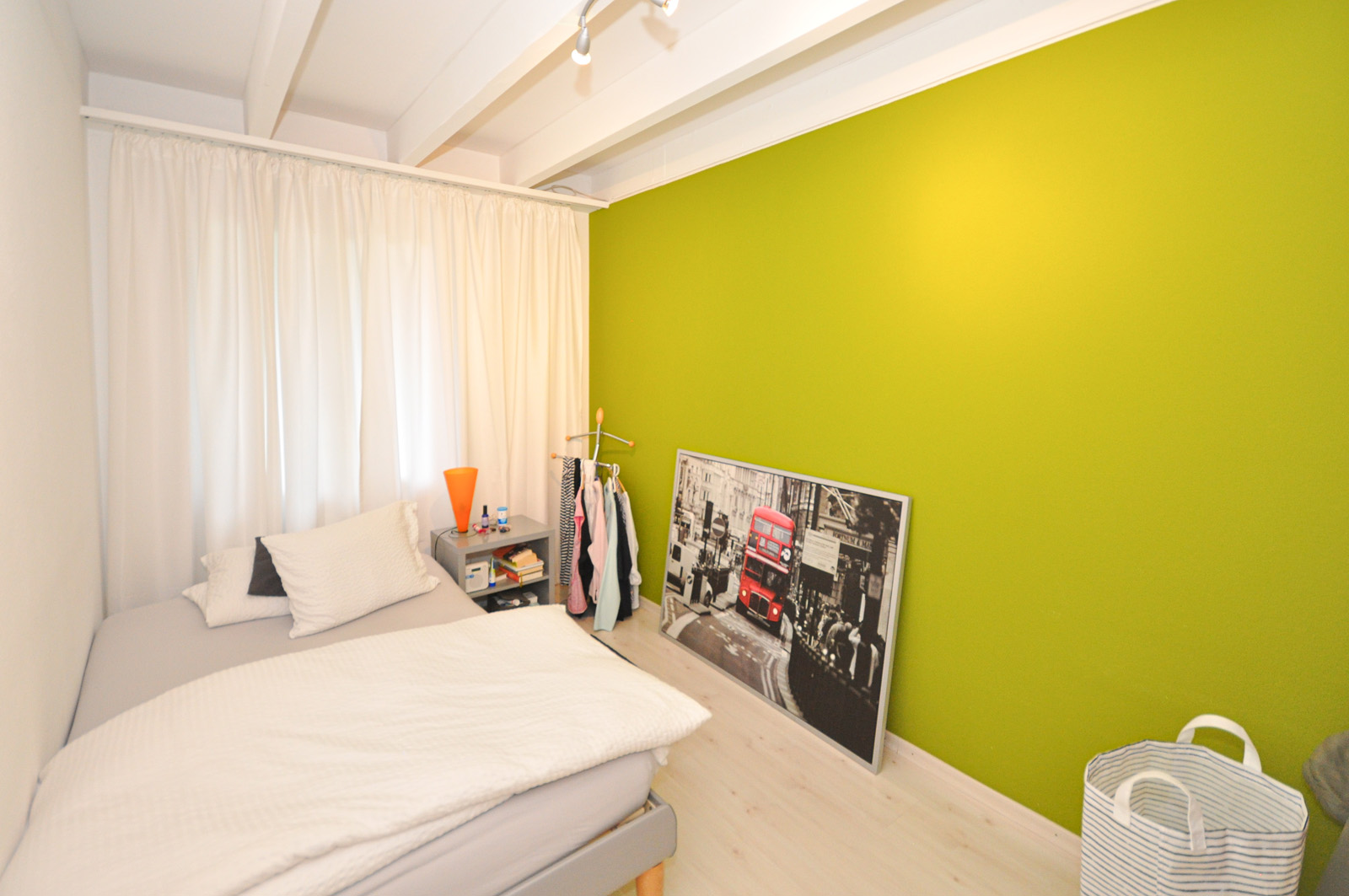 Kleines Schlafzimmer mit grüner Akzentwand