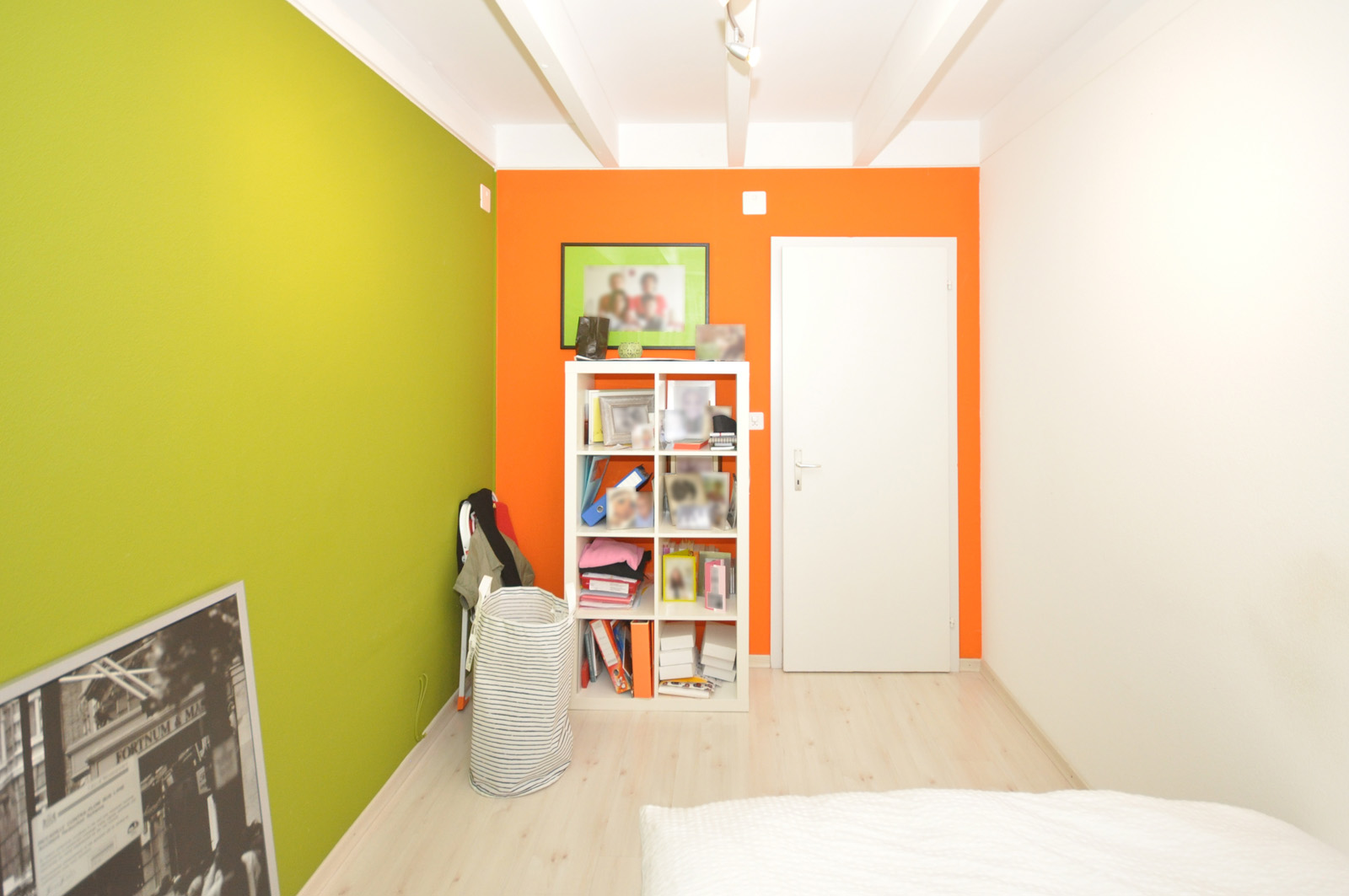 Buntes kleines Zimmer mit weißer Tür