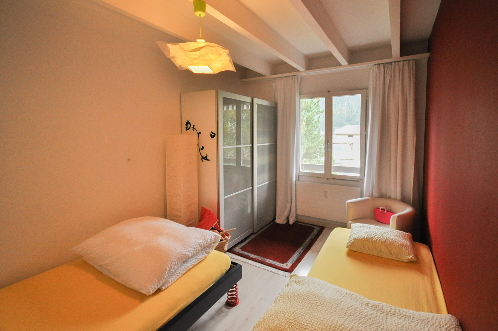 Kleines Schlafzimmer mit zwei Betten