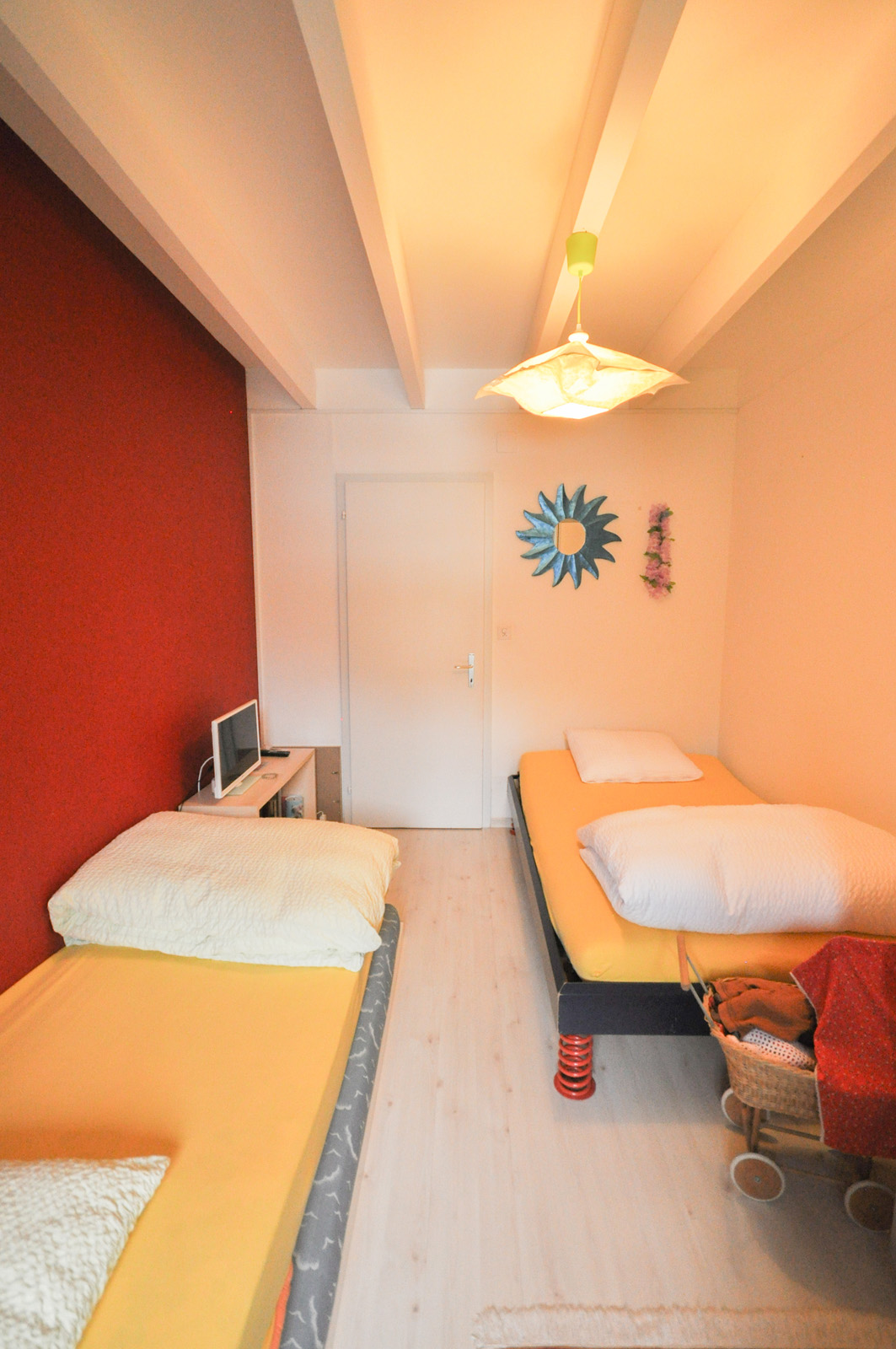 Kleines Schlafzimmer mit zwei Einzelbetten