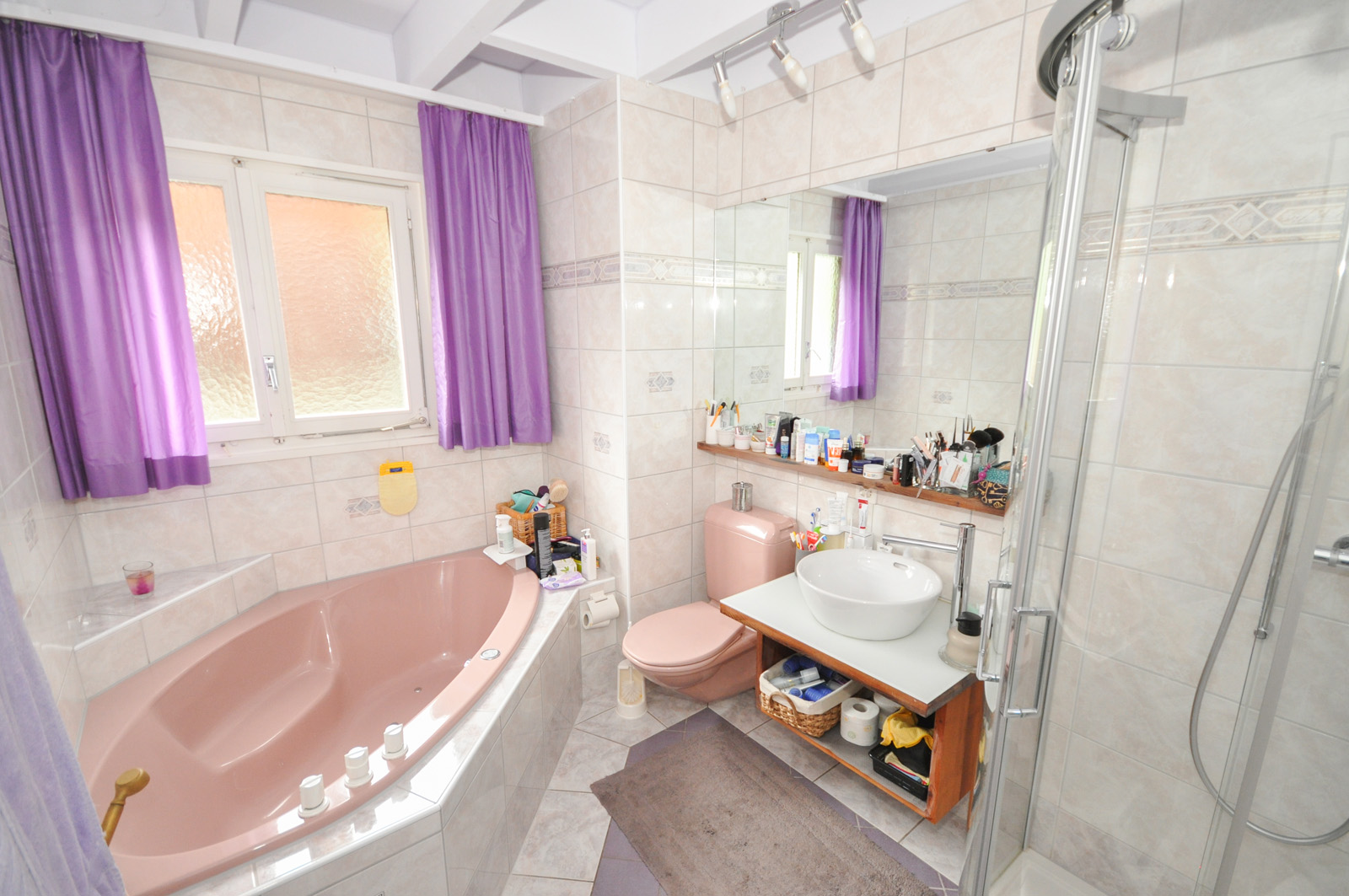 Badezimmer mit Badewanne und Dusche