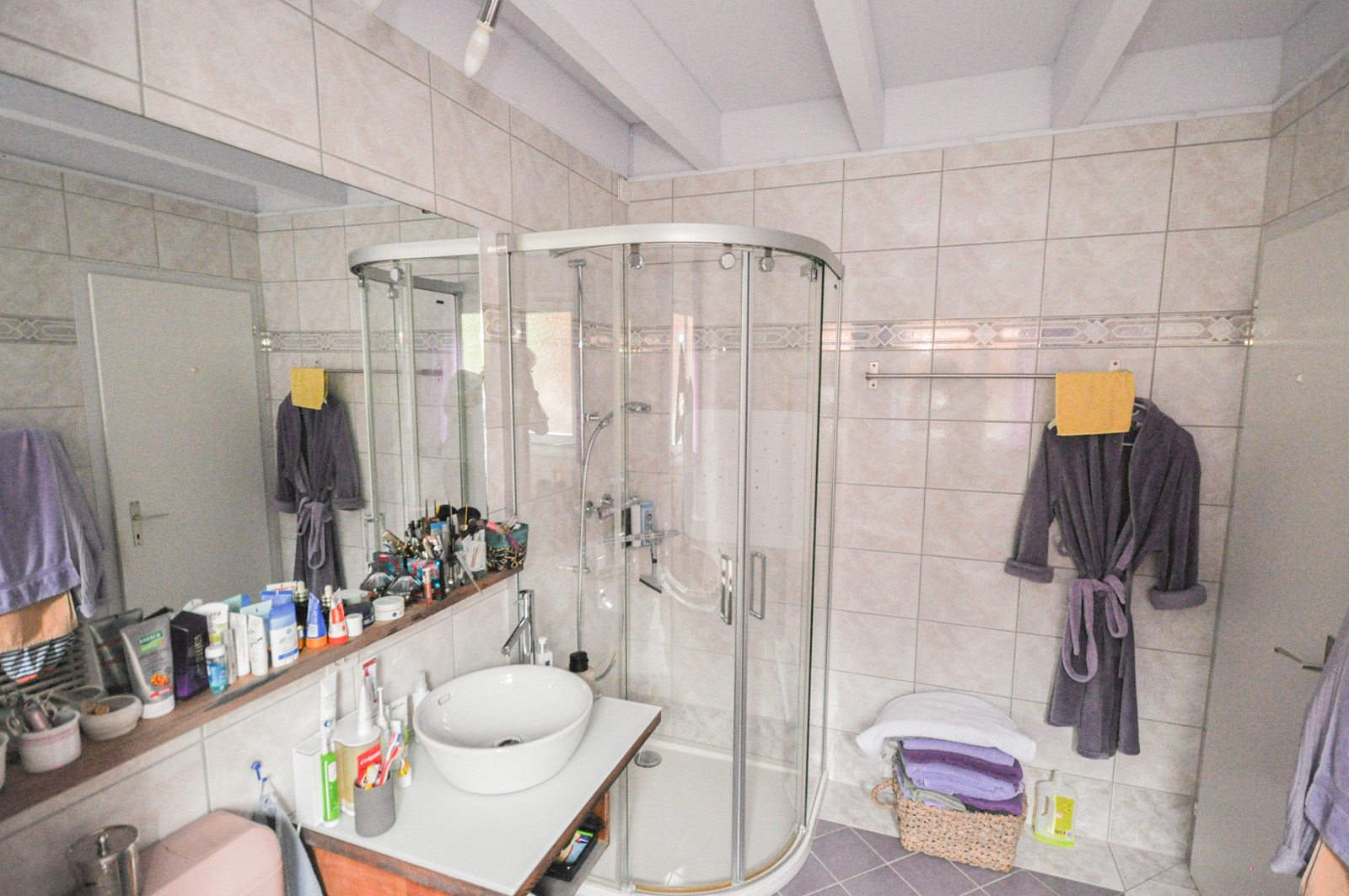 Badezimmer mit Runddusche und Waschtisch
