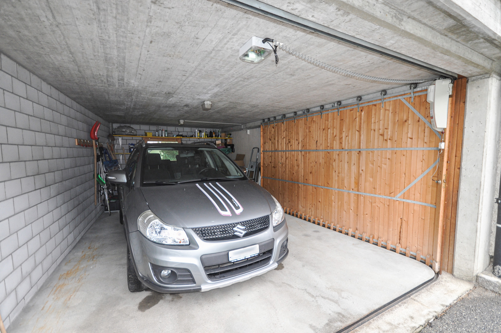 Garage mit geparktem Kompaktwagen