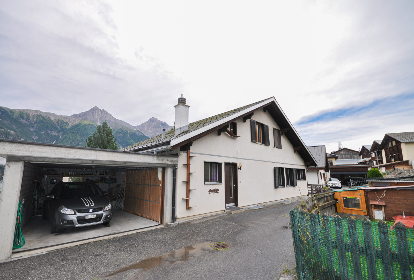 Berghaus mit Garage und Alpenblick