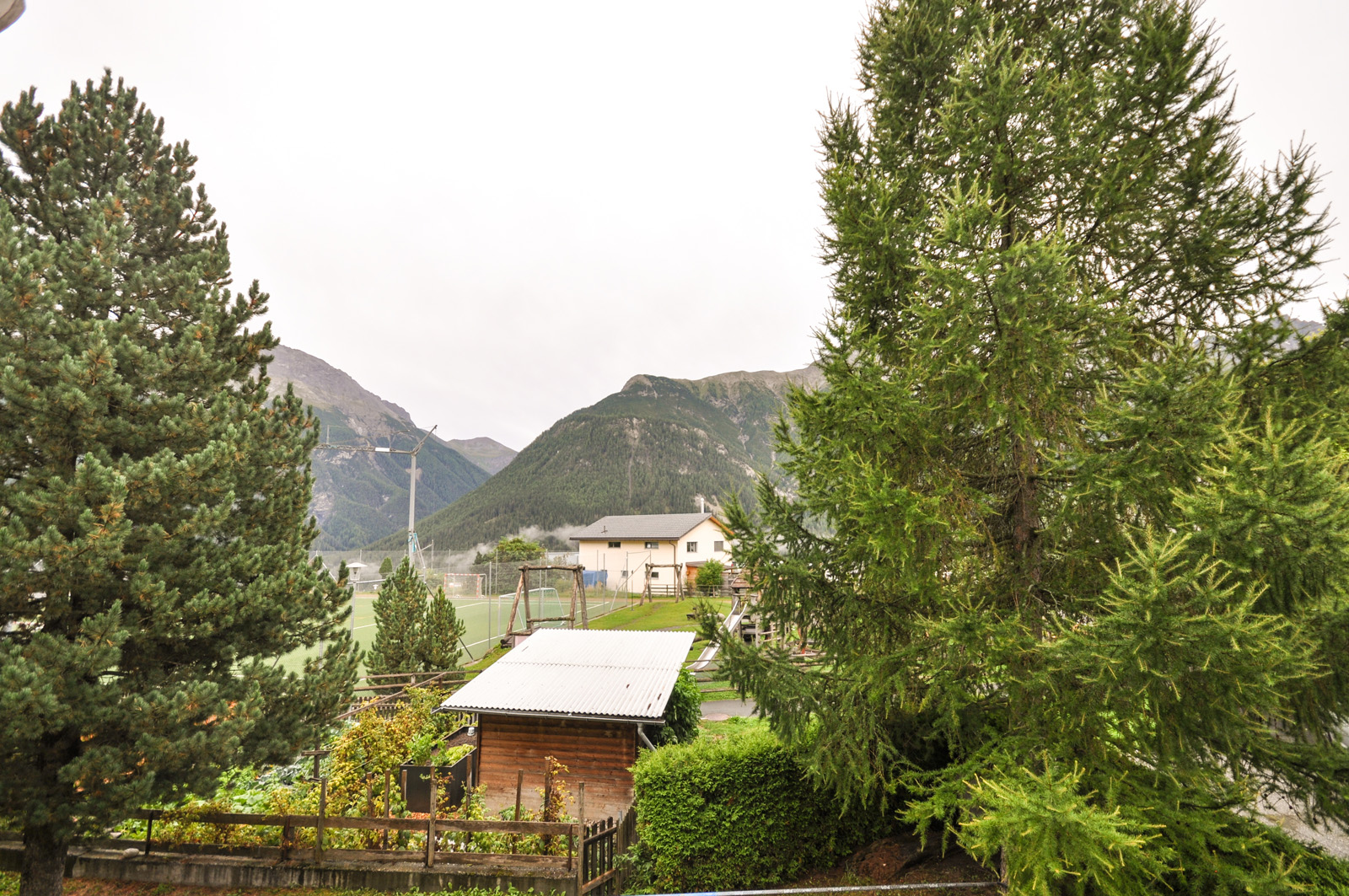 Berglandschaft mit Garten und Nebengebäude