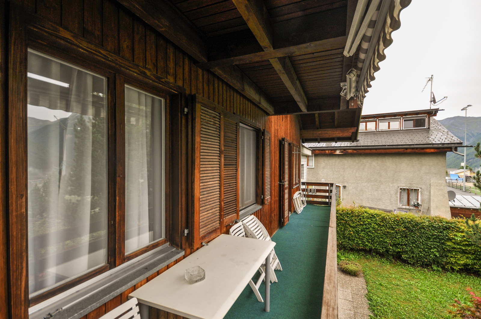 Balkon mit Holzfassade und Bergblick
