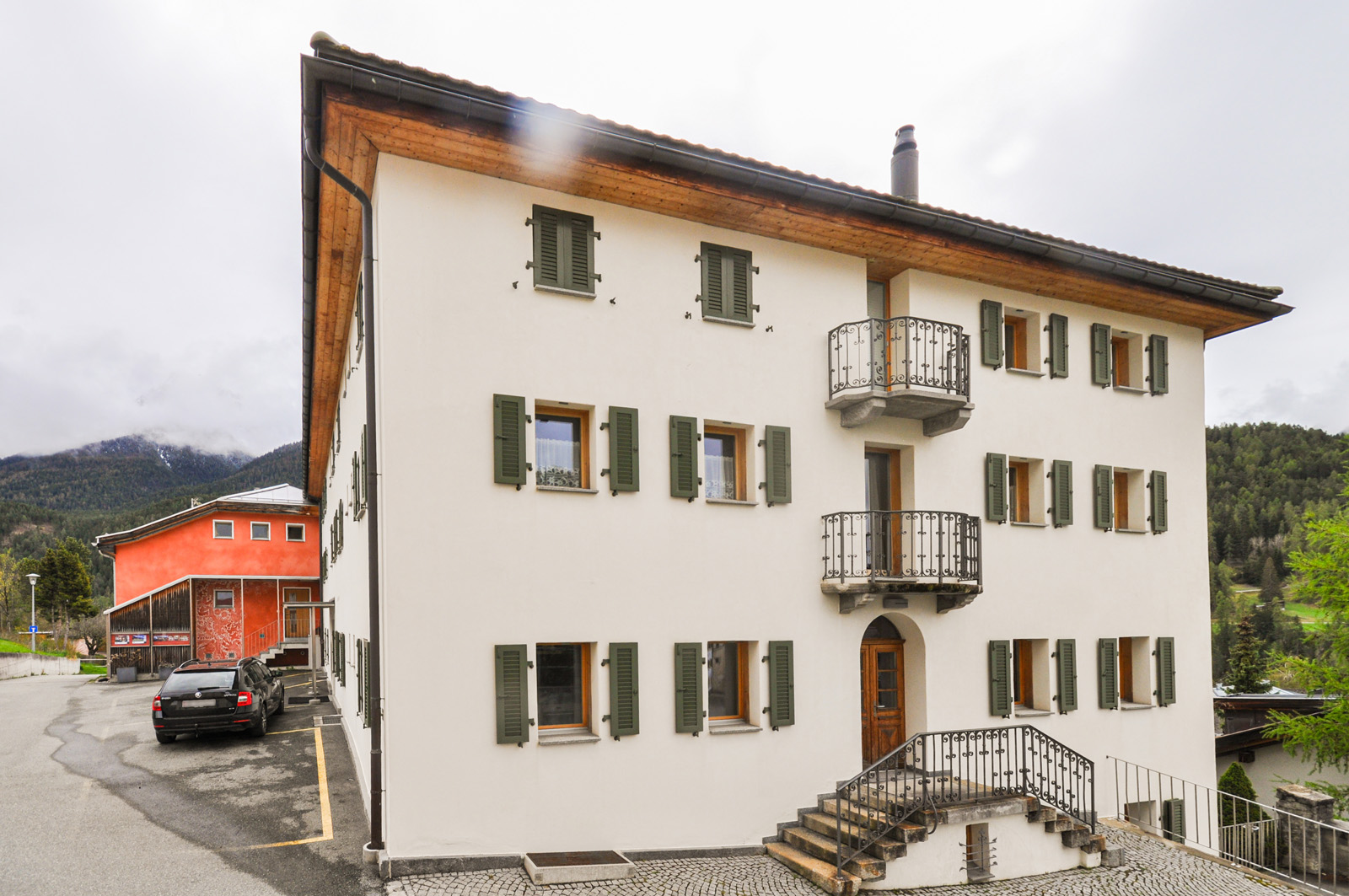 Mehrfamilienhaus in alpiner Umgebung