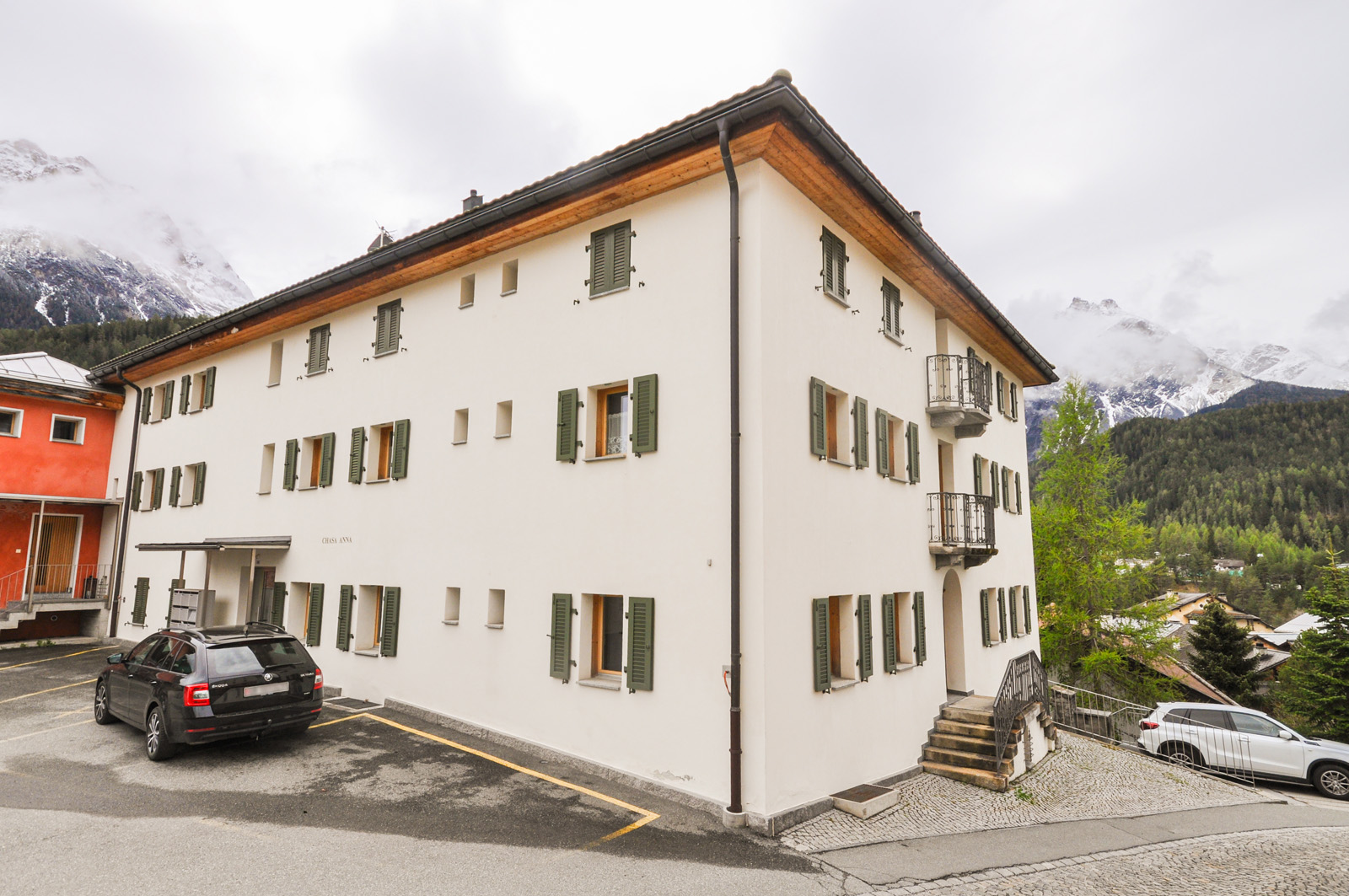 Alpines Mehrfamilienhaus mit Bergblick