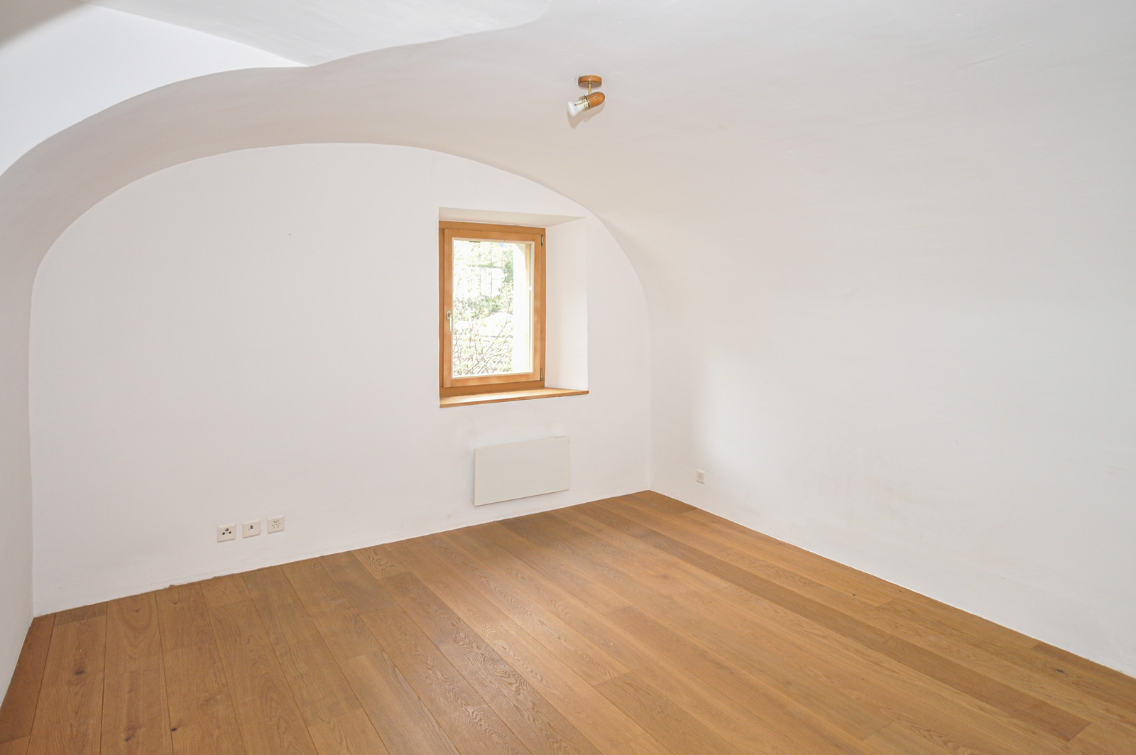 Heller leerer Raum mit Holzfenster