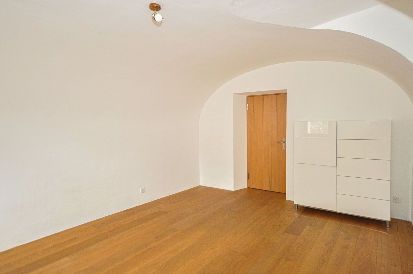 Heller, leerer Raum mit Holzboden