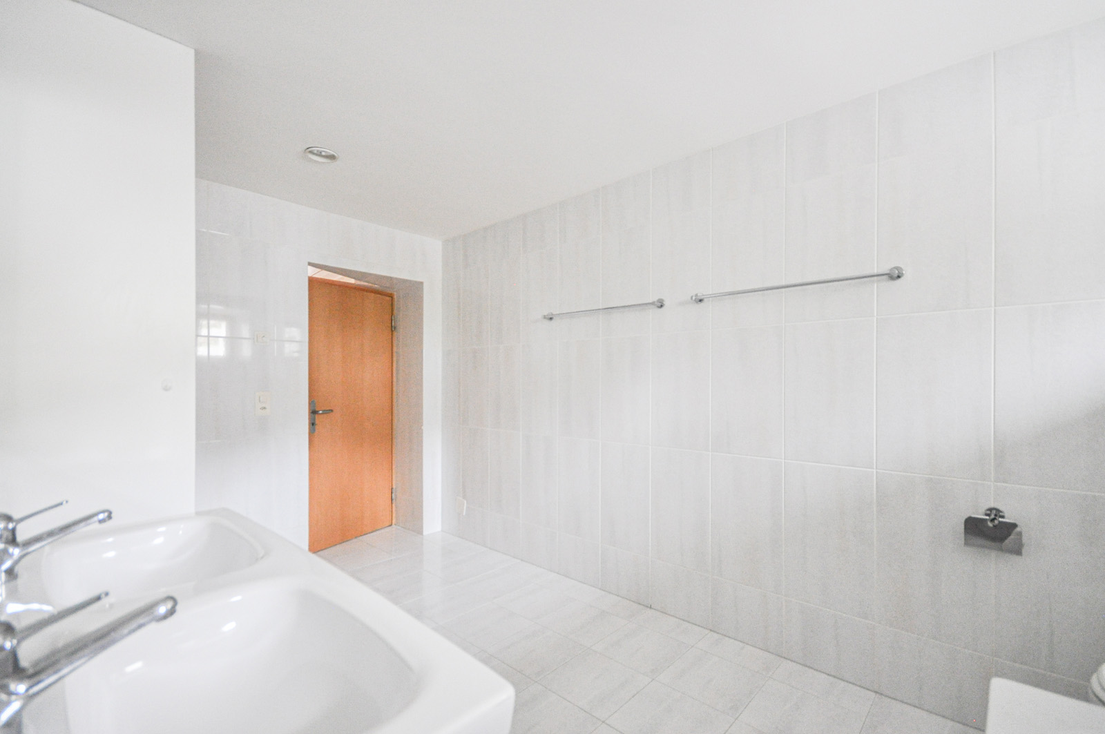 Helles Badezimmer mit Doppelwaschbecken