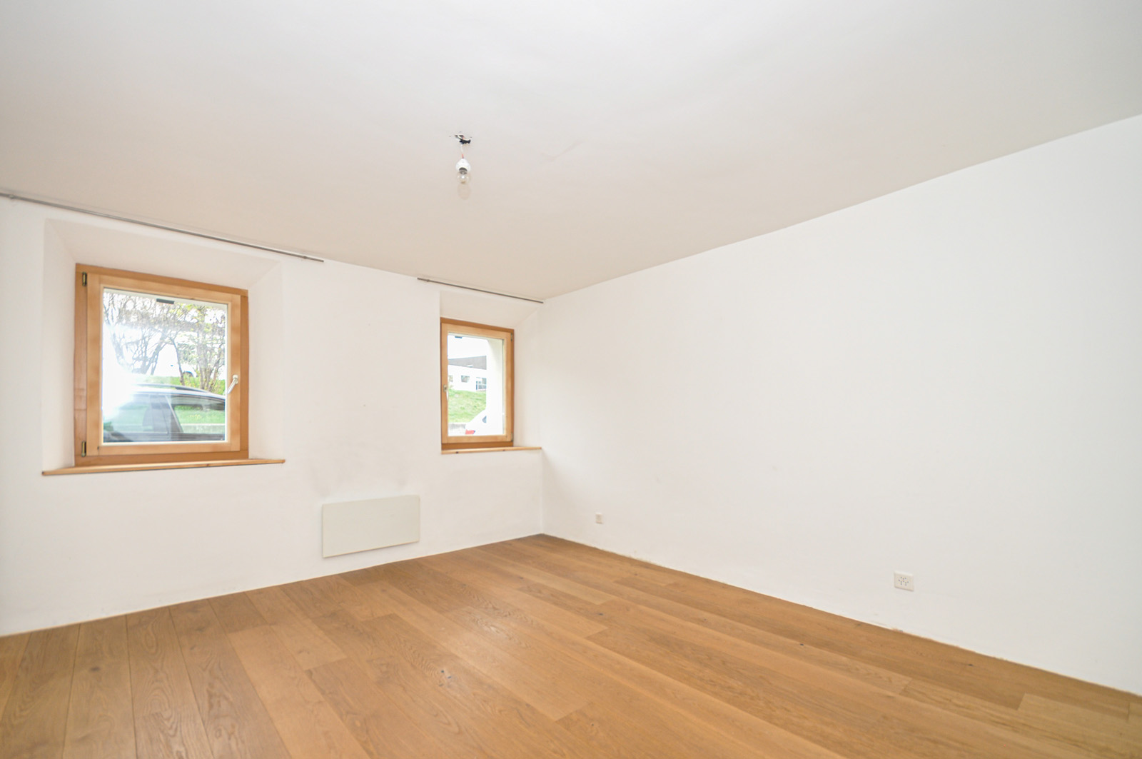 Leerer heller Raum mit Holzboden