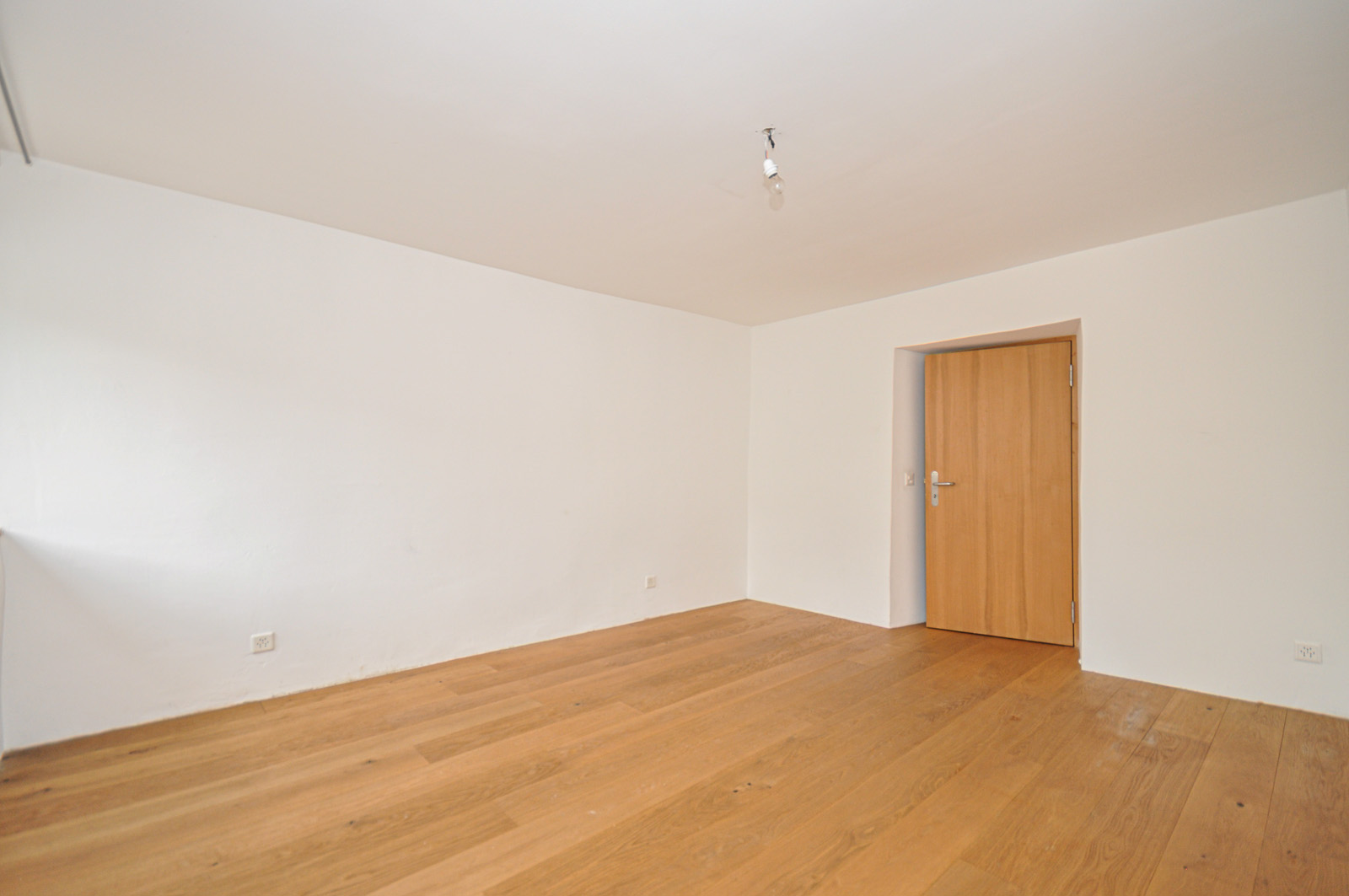 Leeres Zimmer mit Holzboden