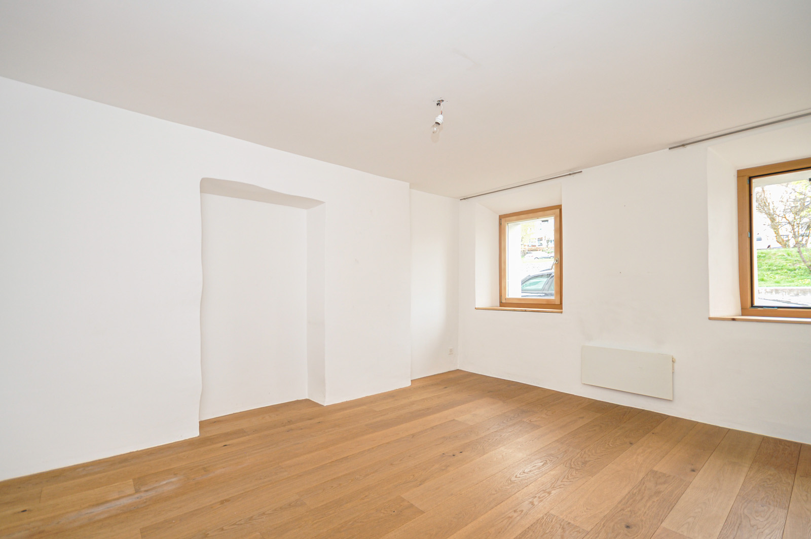Heller leerer Raum mit Holzfußboden