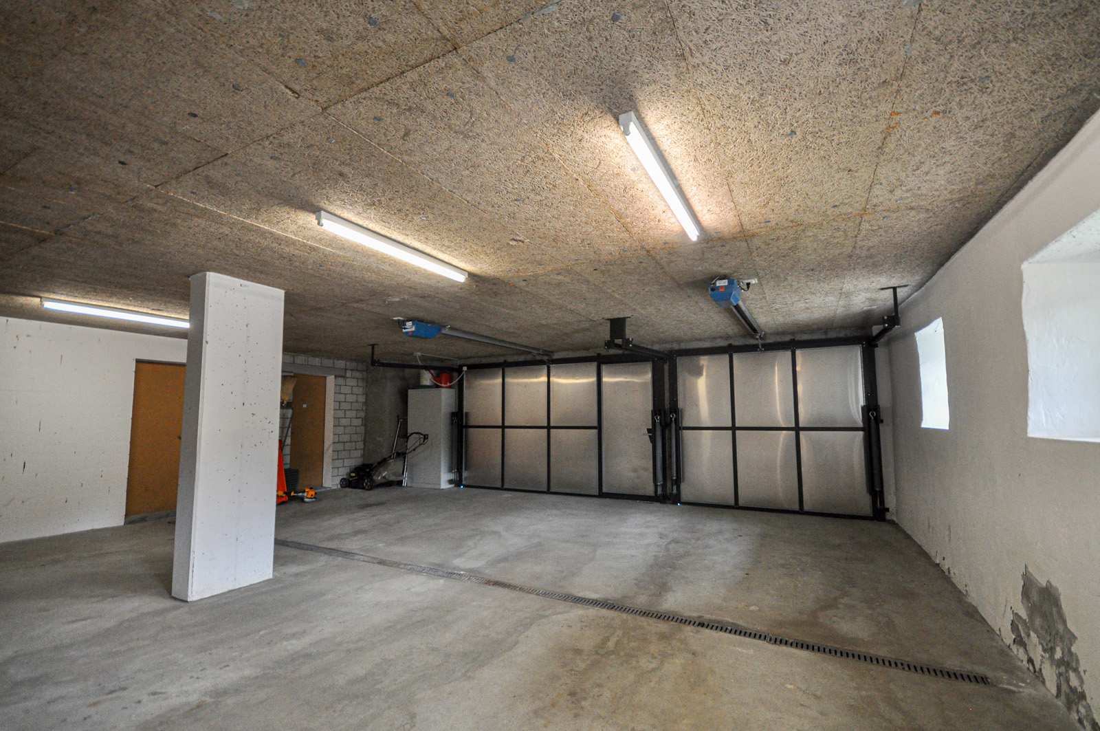 Doppelgarage mit Betonboden